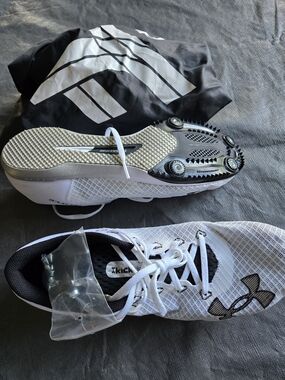 Under Armour NWOT Kick Distance 4 Track Men's White and Black Track Spikes & Bag